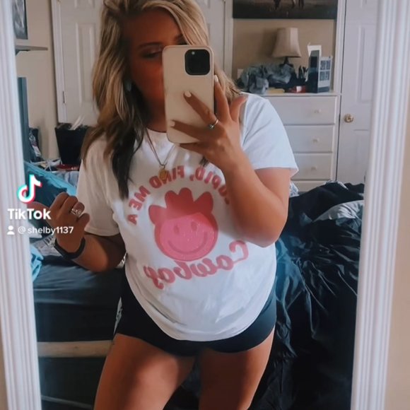 gildan "cupid find me a cowboy" - Picture 2 of 2